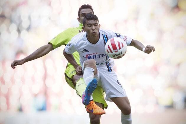 MEXICO CITY, April 18, 2015 -- America s Cristian Pellerano (L) vies for the ball with Queretaro s Orbelin Pineda during the match corresponding to the Day 14 of the 2015 Closing Tournament of the MX League, held in Azteca Stadium in Mexico City, capital of Mexico, April 18, 2015. Alejandro Ayala) (da) (SP)MEXICO-MEXICO CITY-SOCCER-AMERICA VS QUERETARO e AlejandroxAyala 