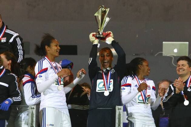 Sarah BOUHADDI (OL) et Wendie RENARD (OL) avec trophee FOOTBALL : Montpellier vs Lyon - Feminine - Finale Coupe de France - 18 04 2015 GwendolineLeGoff Panoramic 