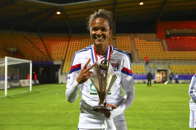 Wendie RENARD (OL) avec trophee FOOTBALL : Montpellier vs Lyon - Feminine - Finale Coupe de France - 18 04 2015 GwendolineLeGoff Panoramic 
