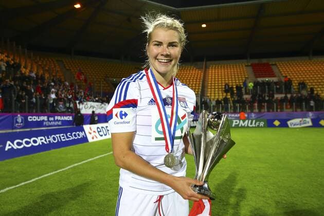 Ada HEGERBERG (OL) avec trophee FOOTBALL : Montpellier vs Lyon - Feminine - Finale Coupe de France - 18 04 2015 GwendolineLeGoff Panoramic 