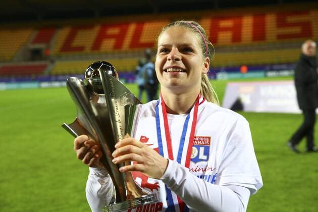 Eugenie LE SOMMER (OL) avec trophée FOOTBALL : Montpellier vs Lyon - Feminine - Finale Coupe de France - 18 04 2015 GwendolineLeGoff Panoramic 