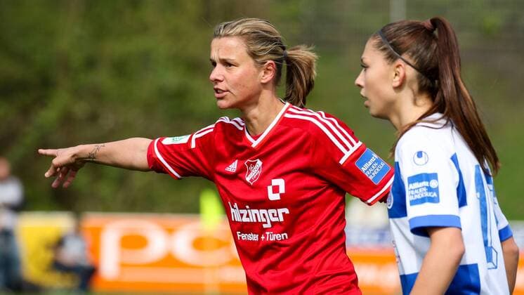 v.li.: Patricia Hanebeck (SC Sand) gibt Anweisungen, gestikuliert, mit den Armen gestikulieren, gives instructions, gesticulate, Carmen Pulver (MSV Duisburg), Fussball, Allianz Frauen-Bundesliga, MSV Duisburg - SC Sand, xozx