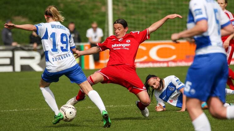 v.li.: Stefanie Weichelt (MSV Duisburg), Stephanie Wendlinger (SC Sand), Zweikampf, Duell, duel, tackle, Dynamik, Action, Aktion, Fussball, Allianz Frauen-Bundesliga, MSV Duisburg - SC Sand, xozx