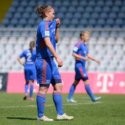 v.li.: Carolin Schiewe (FF USV Jena) enttäuscht schauend, Enttäuschung, Frustration, disappointed, pessimistisch , Fussball, Allianz Frauen-Bundesliga, FC Bayern München - FF USV Jena, xslx