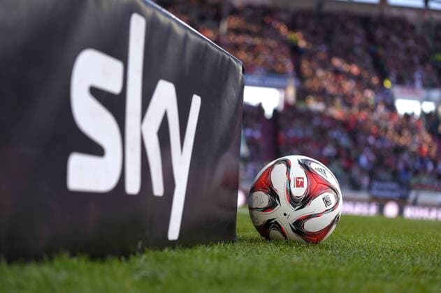 18.04.2015, Fussball 1.Bundesliga 2014 2015, 29.Spieltag, FC Augsburg - VfB Stuttgart, in der SGL-Arena Augsburg. Der offizielle Spielball Torfabrik liegt neben dem Sky Logo. 