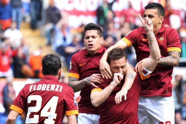 Esultanza Francesco Totti dopo il gol su calcio di rigore. Goal celebration Roma 19-04-2015 Stadio Olimpico, Football Calcio Campionato Italiano Serie A AS Roma - FC Atalanta Bergamo Foto AndreaxStaccioli Insidefoto andreaxstaccioli
