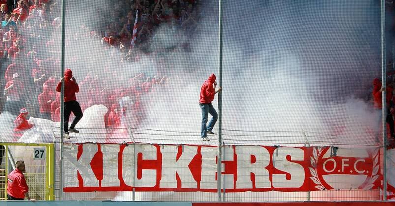 Fußball Regionalliga Südwest, 29. Spieltag, SV Waldhof Mannheim - Kickers Offenbach, am 19.04.2015, Offenbacher Fans zuenden Bengalos SV Waldhof Mannheim - SVN Zweibrücken