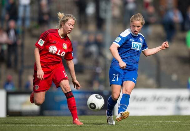 Berlin, Deutschland, 19.04.2015: Fußball 1. Bundesliga Frauen Saison 2014 2015 - 1. FFC Turbine Potsdam - Bayer Leverkusen. Sharon Beck (Bayer Leverkusen), Tabea Kemme (Potsdam)