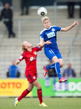 Berlin, Deutschland, 19.04.2015: Fußball 1. Bundesliga Frauen Saison 2014 2015 - 1. FFC Turbine Potsdam - Bayer Leverkusen. Turid Knaak (Bayer Leverkusen) im Kopfballduell gegen Jennifer Cramer (Potsdam)