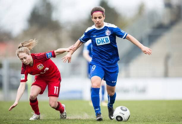 Berlin, Deutschland, 19.04.2015: Fußball 1. Bundesliga Frauen Saison 2014 2015 - 1. FFC Turbine Potsdam - Bayer Leverkusen. Theresa Franziska Panfil (Bayer Leverkusen) im Zweikampf gegen Natasa Andonova (Potsdam)
