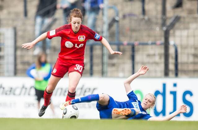 Berlin, Deutschland, 19.04.2015: Fußball 1. Bundesliga Frauen Saison 2014 2015 - 1. FFC Turbine Potsdam - Bayer Leverkusen. Carolin Simon (Bayer Leverkusen) im Zweikampf gegen Johanna Elsig (Potsdam)
