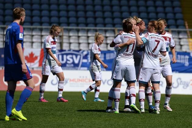 Spielerinnen des FC Bayern München Jubel, Torjubel, Torerfolg, celebrate the goal, goal, celebration, Jubel ueber das Tor zum 2:0 durch Dagny Brynjarsdottir (FC Bayern München), optimistisch, Action, Aktion, Fussball, Allianz Frauen-Bundesliga, FC Bayern München - FF USV Jena, xslx