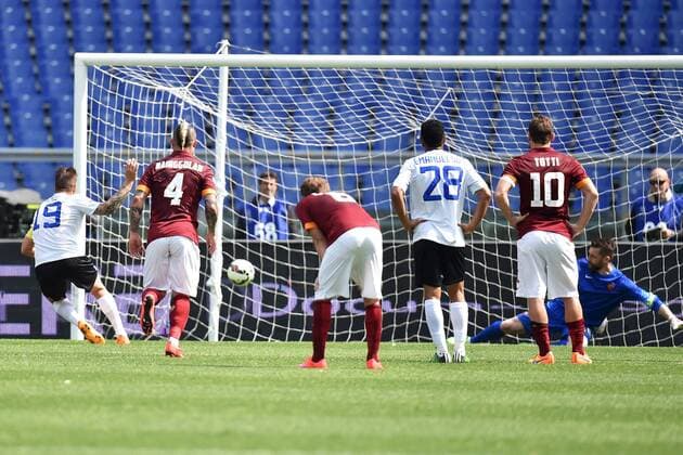 Gol su calcio di rigore di German Denis Atalanta Goal celebration Roma 19-04-2015 Stadio Olimpico, Football Calcio Campionato Italiano Serie A AS Roma - FC Atalanta Bergamo Foto AndreaxStaccioli Insidefoto andreaxstaccioli