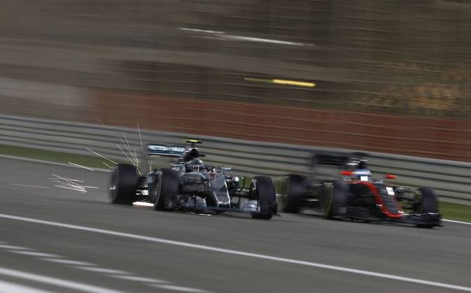 Motorsports: FIA Formula One World Championship WM Weltmeisterschaft 2015, Grand Prix of Bahrain, 6 Nico Rosberg (GER, Mercedes AMG Petronas Formula One Team), 14 Fernando Alonso (ESP, McLaren Honda), xHOCHxZWEIx