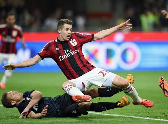FUSSBALL INTERNATIONAL SERIE A SAISON 2014 2015 31. Spieltag Inter Mailand - AC Mailand 19.04.2015 Marco Van Ginkel (oben, AC Mailand) gegen Nemanja Vidic (Inter Mailand) 