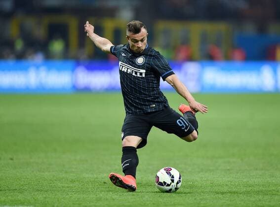 FUSSBALL INTERNATIONAL SERIE A SAISON 2014 2015 31. Spieltag Inter Mailand - AC Mailand 19.04.2015 Xherdan Shaqiri (Inter Mailand) am Ball 
