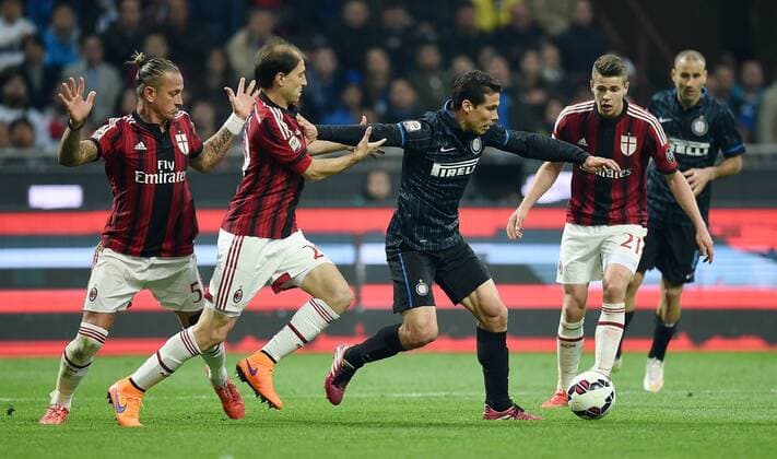 FUSSBALL INTERNATIONAL SERIE A SAISON 2014 2015 31. Spieltag Inter Mailand - AC Mailand 19.04.2015 Hernanes (2.v.re, Inter Mailand) gegen Gabriele Paletta (2.v.li, AC Mailand) sowie Philippe Mexes (li, AC Mailand) und beobachtet von Marco Van Ginkel (re, AC Mailand) 