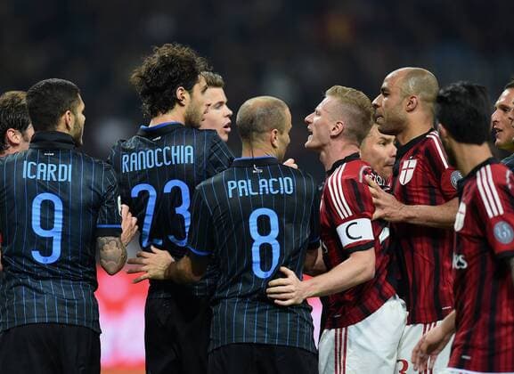 FUSSBALL INTERNATIONAL SERIE A SAISON 2014 2015 31. Spieltag Inter Mailand - AC Mailand 19.04.2015 Rudelbildung; Blau gegen Rot; Inter gegen Milan; Mauro Emanuel Icardi (Inter Mailand), Andrea Ranocchia (Inter Mailand), Rodrigo Palacio (Inter Mailand) gegen Ignazio Abate (AC Mailand) und Alex (v.li, AC Mailand) 