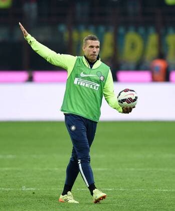 FUSSBALL INTERNATIONAL SERIE A SAISON 2014 2015 31. Spieltag Inter Mailand - AC Mailand 19.04.2015 Lukas Podolski (Inter Mailand) mit Ball nach dem Spiel, er kommt nicht zum Einsatz beim Stadtderby 