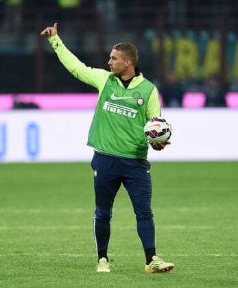 FUSSBALL INTERNATIONAL SERIE A SAISON 2014 2015 31. Spieltag Inter Mailand - AC Mailand 19.04.2015 Lukas Podolski (Inter Mailand) mit Ball nach dem Spiel, er kommt nicht zum Einsatz beim Stadtderby 