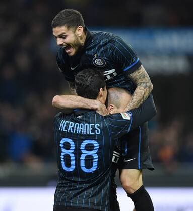 FUSSBALL INTERNATIONAL SERIE A SAISON 2014 2015 31. Spieltag Inter Mailand - AC Mailand 19.04.2015 JUBEL Inter Mailand; Hernanes (Nr. 88) umarmt Rodrigo Palacio (Mitte) und Mauro Emanuel Icardi (oben) 