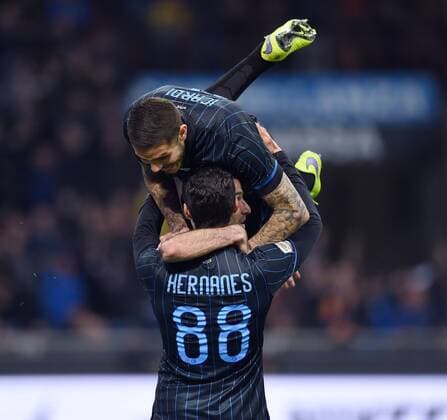 FUSSBALL INTERNATIONAL SERIE A SAISON 2014 2015 31. Spieltag Inter Mailand - AC Mailand 19.04.2015 JUBEL Inter Mailand; Hernanes (Nr. 88) umarmt Rodrigo Palacio (Mitte) und Mauro Emanuel Icardi (oben) 
