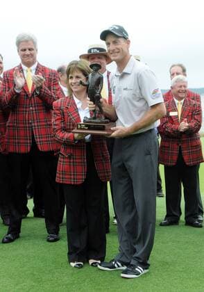 19 April 2015: Jim Furyk during the awards ceremony after winning the tournament during the final round of the RBC Heritage Presented by Boeing golf tournament at Harbour Town Golf Links in Hilton Head Island, SC. GOLF: APR 19 PGA Golf Herren - RBC Heritage - Final Round Icon000012011504199717 EDITORIAL USE ONLY