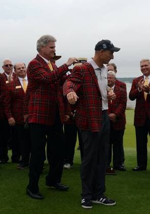 19 April 2015: Jim Furyk during the awards ceremony after winning the tournament during the final round of the RBC Heritage Presented by Boeing golf tournament at Harbour Town Golf Links in Hilton Head Island, SC. GOLF: APR 19 PGA Golf Herren - RBC Heritage - Final Round Icon2011504199697 EDITORIAL USE ONLY