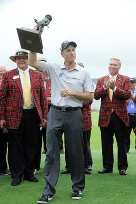 19 April 2015: Jim Furyk raises the trophy after winning the tournament during the final round of the RBC Heritage Presented by Boeing golf tournament at Harbour Town Golf Links in Hilton Head Island, SC. GOLF: APR 19 PGA Golf Herren - RBC Heritage - Final Round Icon2011504199716 EDITORIAL USE ONLY