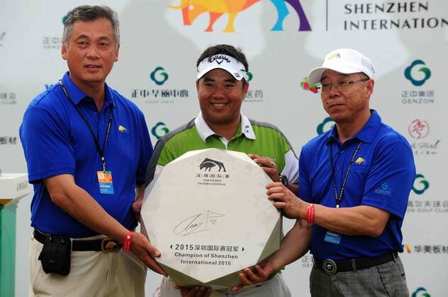 Kiradech Aphibarnrat of Thailand, center, poses with his trophy after winning the Shenzhen International golf tournament at Genzon Golf Club in Shenzhen city, south China s Guangdong province, 19 April 2015. Golf fans throughout the Pearl River Delta region of China had the chance to see some of the world s best golfers in action following the announcement that the inaugural Shenzhen International was held at Genzon Golf Club, in the Longgang district of Shenzhen, from April 16¨C19, 2015. With a field comprising 100 players from The European Tour, 50 players from China Golf Association and six sponsors¡¯ invitations, the US$2.5 million tournament played the week after the year¡¯s first Major, the Masters Tournament. European Tour adds Shenzhen International to 2015 schedule 20150419_12890