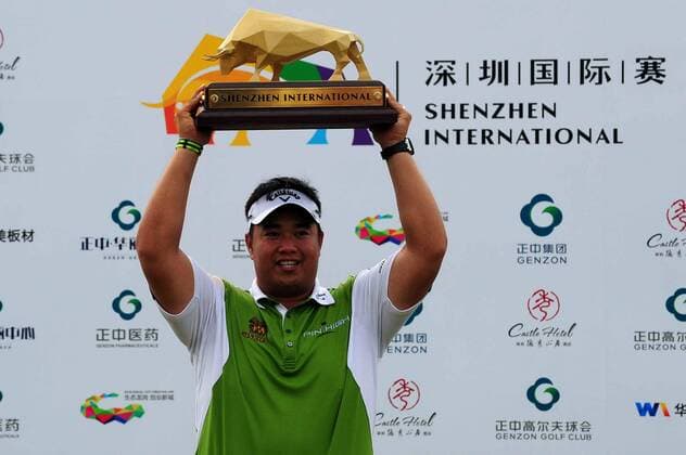 Kiradech Aphibarnrat of Thailand holds up his trophy after winning the Shenzhen International golf tournament at Genzon Golf Club in Shenzhen city, south China s Guangdong province, 19 April 2015. Golf fans throughout the Pearl River Delta region of China had the chance to see some of the world s best golfers in action following the announcement that the inaugural Shenzhen International was held at Genzon Golf Club, in the Longgang district of Shenzhen, from April 16¨C19, 2015. With a field comprising 100 players from The European Tour, 50 players from China Golf Association and six sponsors¡¯ invitations, the US$2.5 million tournament played the week after the year¡¯s first Major, the Masters Tournament. European Tour adds Shenzhen International to 2015 schedule  20150419_66371