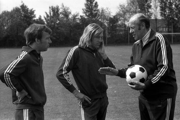 Training BR Deutschland, v.li.: Horst Dieter Höttges, Günter Netzer, Bundestrainer Helmut Schön