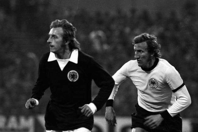 Denis Law (Schottland) gegen Hans Georg -Katsche- Schwarzenbeck (BR Deutschland)