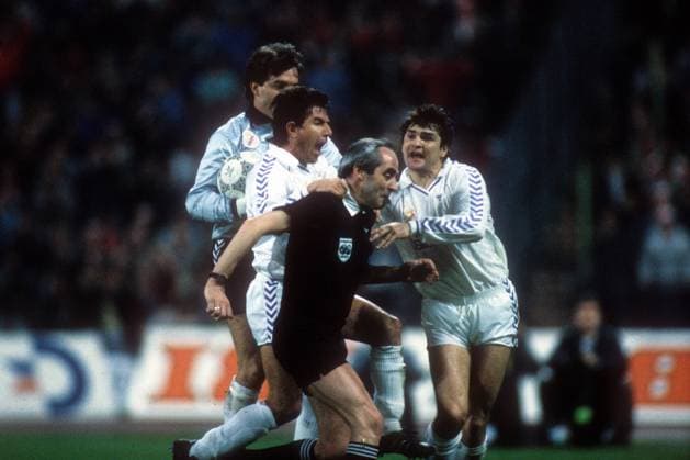 Europapokal der Landesmeister Halbfinale, FC Bayern München - Real Madrid: Schiedsrichter Robert Valentine (vo.) wird von (v.li.) Francisco Buyo, Juanito und Jose Antonio Camacho (alle Madrid) angegriffen