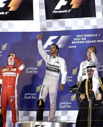 HAMILTON Lewis Team Mercedes Petronas AMG Sieger Hamilton bei der Siegeehrung mit ROSBERG Nico und RAIKKONEN Kimi Formel 1 GP von Bahrain 2015 am 19.April 2015 in Manama 