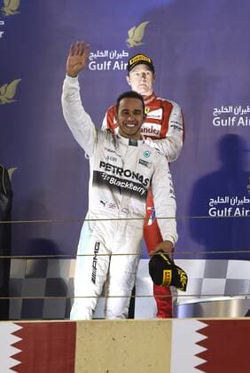 HAMILTON Lewis Team Mercedes Petronas AMG Sieger Hamilton bei der Siegeehrung mit RAIKKONEN Kimi Formel 1 GP von Bahrain 2015 am 19.April 2015 in Manama 