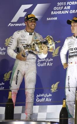 HAMILTON Lewis Team Mercedes Petronas AMG Sieger Hamilton bei der Siegeehrung mit ROSBERG Nico Formel 1 GP von Bahrain 2015 am 19.April 2015 in Manama 