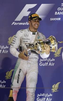 HAMILTON Lewis Team Mercedes Petronas AMG Sieger Hamilton bei der Siegeehrung Formel 1 GP von Bahrain 2015 am 19.April 2015 in Manama 