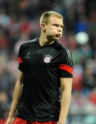 Holger Badstuber (FC Bayern Muenchen) blaeht die Backen auf vor Spielbeginn. FC Bayern Muenchen - FC Porto, Fussball, Champions League, Viertelfinale, Rueckspiel, 21.04.2015, Foto: Stuetzle Eibner EP_ckt