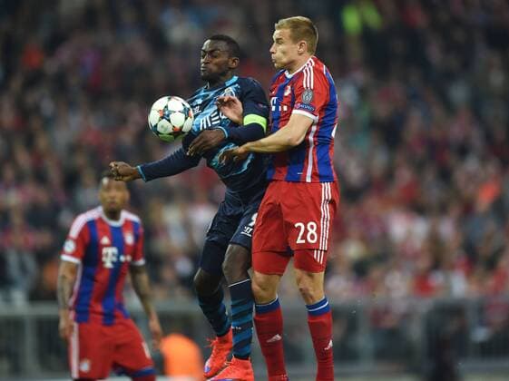 21.04.2015, Fussball, Saison 2014 15, Champions League, 2014 15, Viertelfinale, FC Bayern München - FC Porto 6:1 Holger Badstuber (Bayern Muenchen), re., gegen Jackson Martinez (FC Porto)