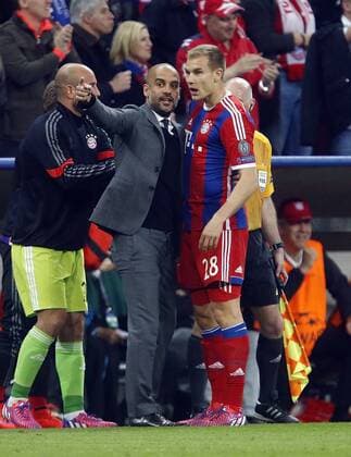 V.li. Trainer Pep Guardiola (FCB) gibt Holger Badstuber (FCB) Anweisungen . FC Bayern München-FC Porto . München, GER, 21.04.2015, Fussball-Champions League 2014-2015 Viertelfinale .
