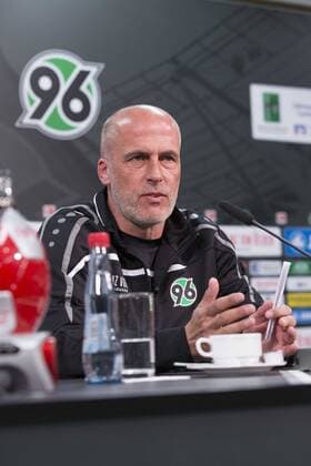21.04.2015, AWD Arena, Hannover, Pressekonferenz von Hannover 96 zur Verpflichtung von Michael Frontzeck als neuen Trainer, im Bild Michael Frontzeck (Trainer, Hannover 96) Pressekonferenz Hannover 96