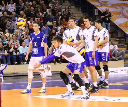 Die Haefle-Volleyballer beim Einspielen, Berlin Recycling Volleys vs. VfB Friedrichshafen, Herren, Volleyball, Endspiel, 22.04.2015 EP_mht