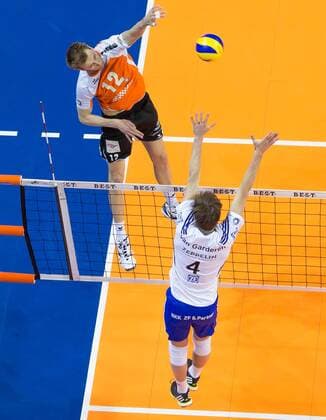 Berlin, Deutschland, 22.04.2015: Volleyball Bundesliga Playoffs Finale Spiel 2 (Best of Five) Saison 2014 2015 - Berlin Recycling Volleys - VfB Friedrichshafen. Paul Carroll (BR Volleys 12) gegen den Block aus Maarten van Garderen (Friedrichshafen 4)