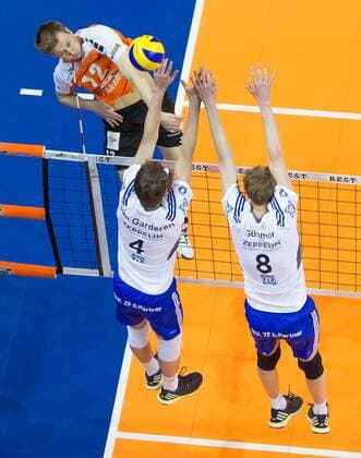 Berlin, Deutschland, 22.04.2015: Volleyball Bundesliga Playoffs Finale Spiel 2 (Best of Five) Saison 2014 2015 - Berlin Recycling Volleys - VfB Friedrichshafen. Paul Carroll (BR Volleys 12) gegen den Block aus Maarten van Garderen (Friedrichshafen 4), Max Günthör Guenthoer (Friedrichshafen 8)