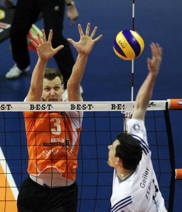 Baptiste Geiler im Angriff, Robert Kromm Volleyball Bundesliga Herren Play Off Finale um die Deutsche Meisterschaft Saison 2014 2015 22.04.2015 BR Volleys Berlin vs. VfB Friedrichshafen