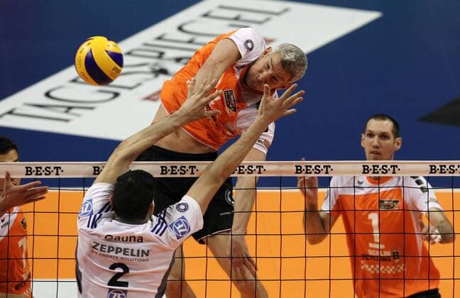 Rob Bontje im Angriff, Maximiliano Gauna Volleyball Bundesliga Herren Play Off Finale um die Deutsche Meisterschaft Saison 2014 2015 22.04.2015 BR Volleys Berlin vs. VfB Friedrichshafen