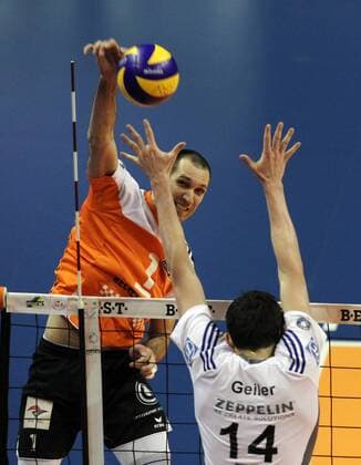Scott Touzinsky im Angriff, Baptiste Geiler Volleyball Bundesliga Herren Play Off Finale um die Deutsche Meisterschaft Saison 2014 2015 22.04.2015 BR Volleys Berlin vs. VfB Friedrichshafen