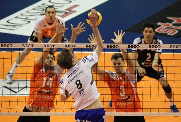 Max Günthör im Angriff, Tomas Kmet, Robert Kromm Blockabwehr Volleyball Bundesliga Herren Play Off Finale um die Deutsche Meisterschaft Saison 2014 2015 22.04.2015 BR Volleys Berlin vs. VfB Friedrichshafen