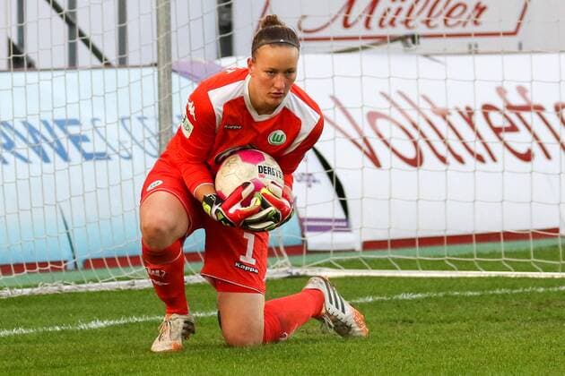 Almuth Schult (Torfrau, VfL Wolfsburg) hat den Ball sicher gehalten, Freisteller, Einzelbild, Aktion, Action, Fussball, Allianz Frauen-Bundesliga, SGS Essen - VfL Wolfsburg, xozx